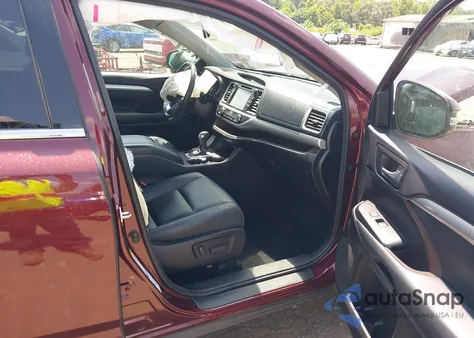 2018 Toyota Highlander Xle z USA, uszkodzony, nr VIN 5TDJZRFH8JS861176